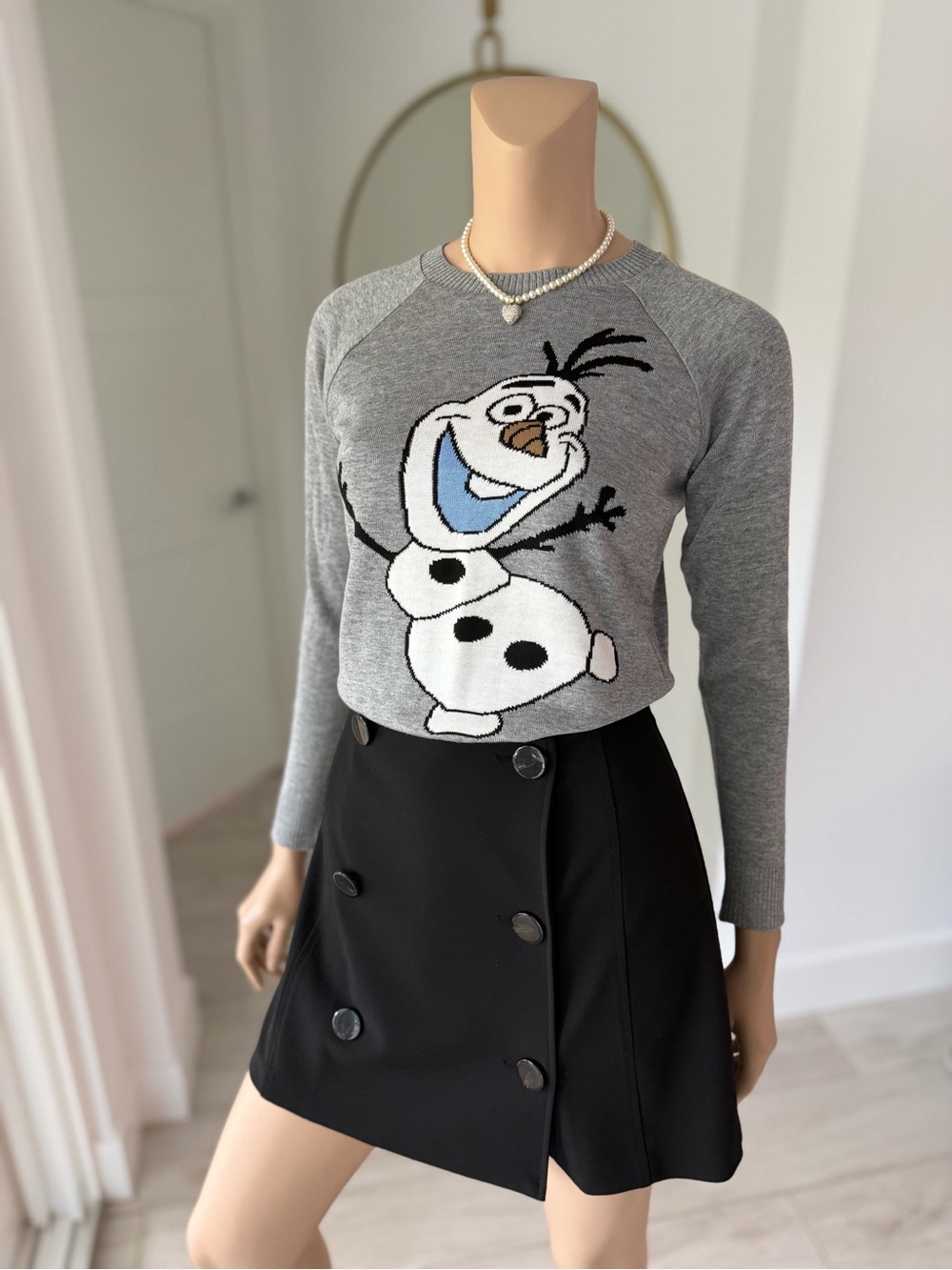 ✨ Disney Frozen Olaf Knit Sweater ✨
Size Small – New without tags!